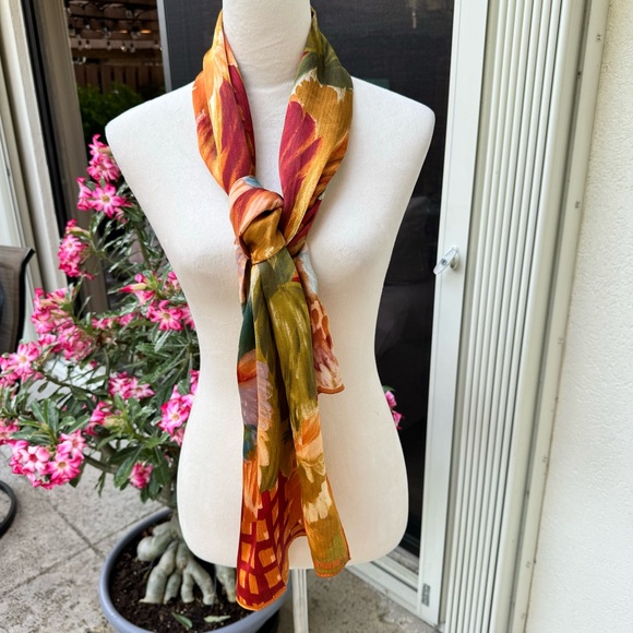 PERRY ELLIS. Rectangular Floral Silk Scarf. 15X58. Beautiful. Vibrant colours. - Picture 4 of 8